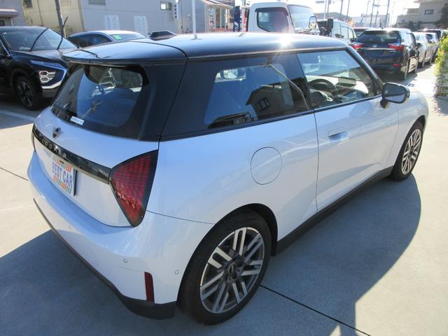 ＭＩＮＩ クーパーＥ　クラシック・トリム　純正ナビ　バックカメラ　クルーズコントロール　ミラーＥＴＣ　ハーフレザーシート　シートヒーター　ステアリングヒーター　ヘッドアップディスプレイ　パークディスタンス　純正１７インチＡＷ（17枚目）