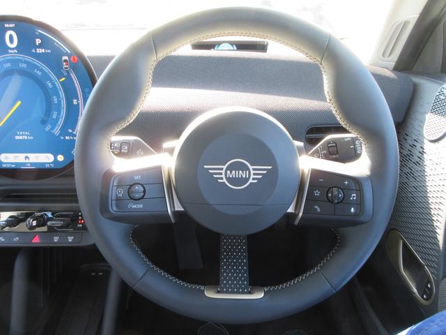 ＭＩＮＩ クーパーＥ　クラシック・トリム　純正ナビ　バックカメラ　クルーズコントロール　ミラーＥＴＣ　ハーフレザーシート　シートヒーター　ステアリングヒーター　ヘッドアップディスプレイ　パークディスタンス　純正１７インチＡＷ（24枚目）