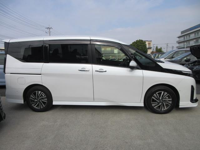 セレナ ｅ－パワー　ハイウェイスターＶ　純正エアロ　プロパイロット　純正１２．３型ナビ　フルセグＴＶ　後席フリップダウンモニター　全周囲カメラ　両側パワースライドドア　ＥＴＣ　インテリジェントルームミラー　ＬＥＤヘッドライト　インテリキー（13枚目）