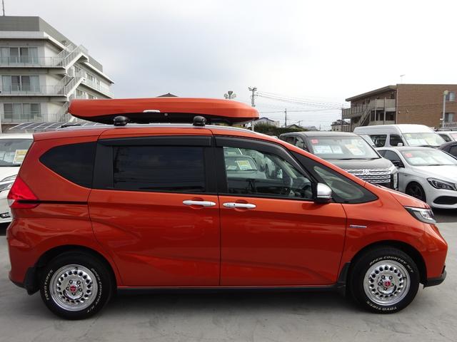 フリード＋ハイブリッド ハイブリッド・クロスターホンダセンシング　４ＷＤ　ホンダセンシング　ルーフボックス　純正９インチナビ　フルセグＴＶ　両側パワースライドドア　バックカメラ　ドライブレコーダー　ＥＴＣ　Ｂｌｕｅｔｏｏｔｈ　ＤＩＳＣ　ＵＳＢ（16枚目）