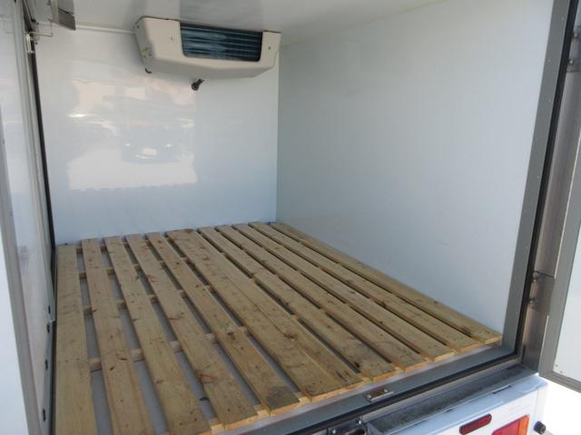 キャリイトラック 　冷凍冷蔵車　－５℃設定　サーモキング製　スライドドア　木製スノコ　５ＭＴ車　キーレスエントリー（20枚目）