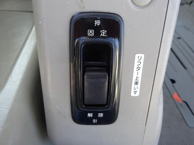 ＮＶ３５０キャラバンバン 　チェアキャブ１０人乗り　純正ナビ　フルセグＴＶ　バックカメラ　ドライブレコーダー　Ｂｌｕｅｔｏｏｔｈ　ＣＤ　ＵＳＢ　電動スロープ　リアリフト　電動固定装置　電動格納ミラー　キーレスエントリー（17枚目）