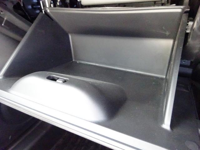 フィット ｅ：ＨＥＶリュクス　ホンダセンシング　純正９インチナビ　フルセグＴＶ　バックカメラ　ドライブレコーダー　ＥＴＣ　Ｂｌｕｅｔｏｏｔｈ　ＤＩＳＣ　ＵＳＢ　アダプティブクルーズコントロール　レーンキープアシスト（41枚目）