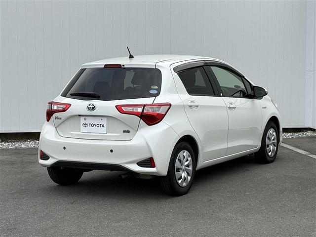 ヴィッツ ハイブリッドＦ　バックモニター　ＥＴＣ車載器　スマートキー　キーレス　記録簿　パワーステアリング　エアコン　パワーウィンドウ　ＡＢＳ　デュアルエアバッグ　メモリーナビ　エアバッグ　ナビＴＶ　ワンセグ　踏み間違い防止（2枚目）