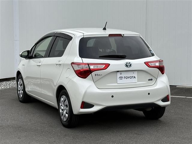 ヴィッツ ハイブリッドＦ　バックモニター　ＥＴＣ車載器　スマートキー　キーレス　記録簿　パワーステアリング　エアコン　パワーウィンドウ　ＡＢＳ　デュアルエアバッグ　メモリーナビ　エアバッグ　ナビＴＶ　ワンセグ　踏み間違い防止（4枚目）