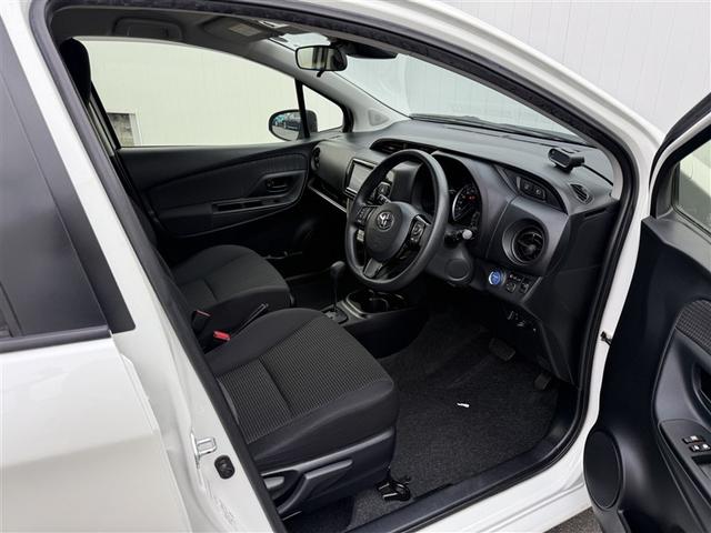 ヴィッツ ハイブリッドＦ　バックモニター　ＥＴＣ車載器　スマートキー　キーレス　記録簿　パワーステアリング　エアコン　パワーウィンドウ　ＡＢＳ　デュアルエアバッグ　メモリーナビ　エアバッグ　ナビＴＶ　ワンセグ　踏み間違い防止（5枚目）