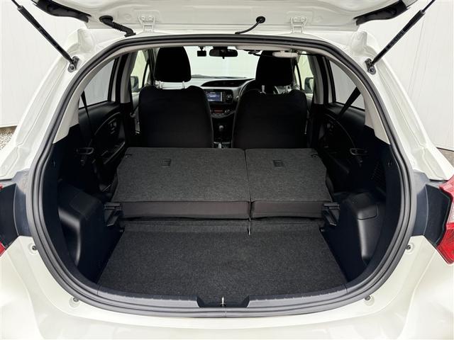 ヴィッツ ハイブリッドＦ　バックモニター　ＥＴＣ車載器　スマートキー　キーレス　記録簿　パワーステアリング　エアコン　パワーウィンドウ　ＡＢＳ　デュアルエアバッグ　メモリーナビ　エアバッグ　ナビＴＶ　ワンセグ　踏み間違い防止（9枚目）