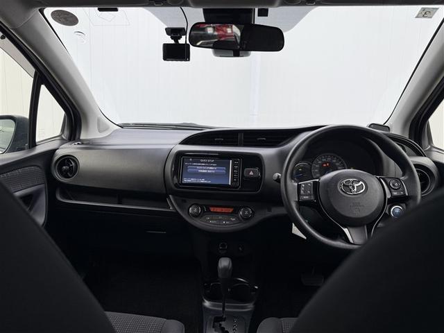 ヴィッツ ハイブリッドＦ　バックモニター　ＥＴＣ車載器　スマートキー　キーレス　記録簿　パワーステアリング　エアコン　パワーウィンドウ　ＡＢＳ　デュアルエアバッグ　メモリーナビ　エアバッグ　ナビＴＶ　ワンセグ　踏み間違い防止（10枚目）