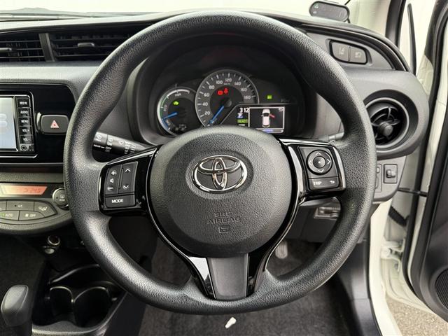 ヴィッツ ハイブリッドＦ　バックモニター　ＥＴＣ車載器　スマートキー　キーレス　記録簿　パワーステアリング　エアコン　パワーウィンドウ　ＡＢＳ　デュアルエアバッグ　メモリーナビ　エアバッグ　ナビＴＶ　ワンセグ　踏み間違い防止（11枚目）