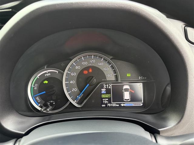ヴィッツ ハイブリッドＦ　バックモニター　ＥＴＣ車載器　スマートキー　キーレス　記録簿　パワーステアリング　エアコン　パワーウィンドウ　ＡＢＳ　デュアルエアバッグ　メモリーナビ　エアバッグ　ナビＴＶ　ワンセグ　踏み間違い防止（12枚目）