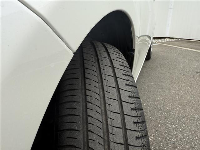 ヴィッツ ハイブリッドＦ　バックモニター　ＥＴＣ車載器　スマートキー　キーレス　記録簿　パワーステアリング　エアコン　パワーウィンドウ　ＡＢＳ　デュアルエアバッグ　メモリーナビ　エアバッグ　ナビＴＶ　ワンセグ　踏み間違い防止（28枚目）