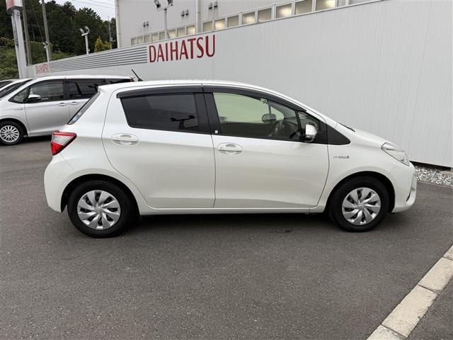 ヴィッツ ハイブリッドＦ　バックモニター　ＥＴＣ車載器　スマートキー　キーレス　記録簿　パワーステアリング　エアコン　パワーウィンドウ　ＡＢＳ　デュアルエアバッグ　メモリーナビ　エアバッグ　ナビＴＶ　ワンセグ　踏み間違い防止（33枚目）