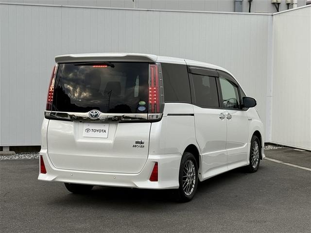 ノア ハイブリッドSi ダブルバイビーII Bカメラ 横滑り防止装置 記録簿有 LED 地デジ 1オーナー オートクルーズ DVD再生可 メモリナビ エアバッグ ETC ナビ&TV 3列シート ABS アルミホイール スマートキ キーレス(2枚目)