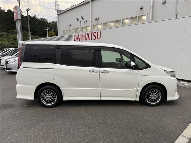 ノア ハイブリッドSi ダブルバイビーII Bカメラ 横滑り防止装置 記録簿有 LED 地デジ 1オーナー オートクルーズ DVD再生可 メモリナビ エアバッグ ETC ナビ&TV 3列シート ABS アルミホイール スマートキ キーレス(31枚目)