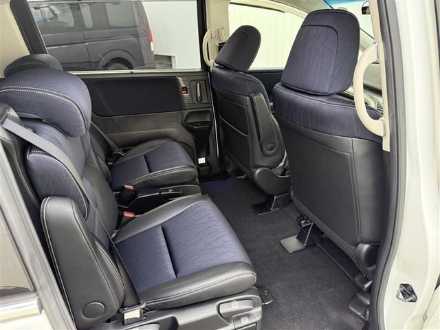 オデッセイ アブソルート・２０ｔｈアニバーサリー　アルミ　キーレスエントリー　衝突軽減Ｂ　ＬＥＤヘッドランプ　パワーウィンド　オートクルーズコントロール　３列シート　リアカメラ　スマートキー　カーテンエアバック　フルオートエアコン　ナビＴＶ　ＶＳＣ（7枚目）