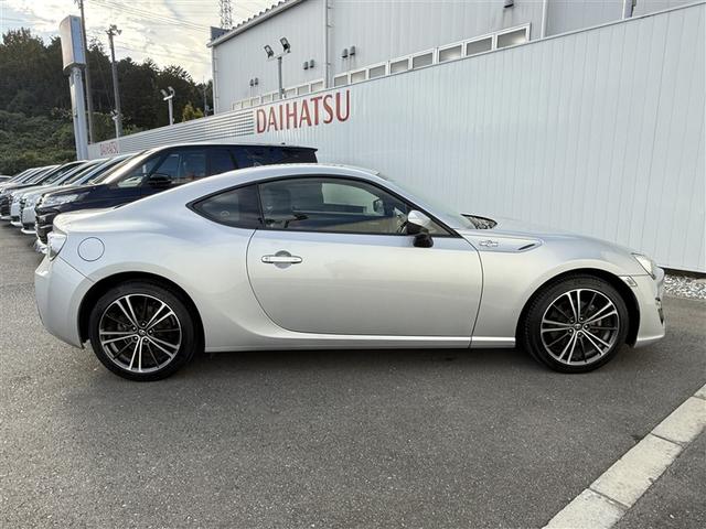 ８６ ＧＴ　キーフリ　１オナ　盗難防止　地デジ　スマートキ－　ＥＴＣ車載器　ＶＳＡ　オートエアコン　サイドＳＲＳ　助手席エアバッグ　パワーウィンドウ　アルミ　運転席エアバッグ　ＡＢＳ　パワーステアリング（27枚目）