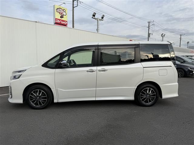ヴォクシー ＺＳ　煌　地上デジタル　ＴＳＳ　両側パワードア　パワーウィンド　横滑防止　１オーナ　整備記録簿　盗難防止装置　スマートエントリー　Ｂカメラ　ＬＥＤヘッドライト　メモリーナビ　３列シート　ＥＴＣ　ナビ＆ＴＶ　ＡＷ（4枚目）
