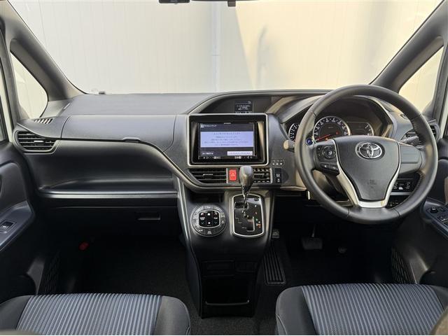 ヴォクシー ＺＳ　煌　地上デジタル　ＴＳＳ　両側パワードア　パワーウィンド　横滑防止　１オーナ　整備記録簿　盗難防止装置　スマートエントリー　Ｂカメラ　ＬＥＤヘッドライト　メモリーナビ　３列シート　ＥＴＣ　ナビ＆ＴＶ　ＡＷ（8枚目）