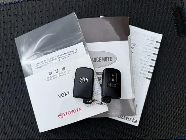 ヴォクシー ＺＳ　煌　地上デジタル　ＴＳＳ　両側パワードア　パワーウィンド　横滑防止　１オーナ　整備記録簿　盗難防止装置　スマートエントリー　Ｂカメラ　ＬＥＤヘッドライト　メモリーナビ　３列シート　ＥＴＣ　ナビ＆ＴＶ　ＡＷ（33枚目）
