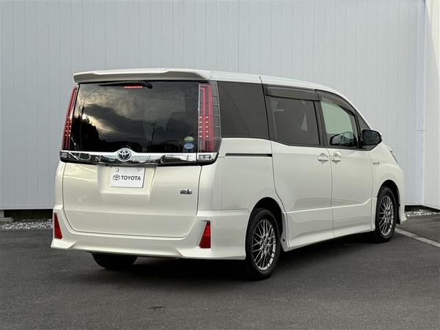 ノア ハイブリッドＳｉ　ＡＢＳ　横滑り防止機能　ダブルエアコン　エアバッグ　バックモニター　片側電動スライドドア　記録簿有　ナビＴＶ　３列シート　メモリーナビ　ＥＴＣ　ドラレコ　ＤＶＤ再生　パワーウィンドウ　オートエアコン（5枚目）