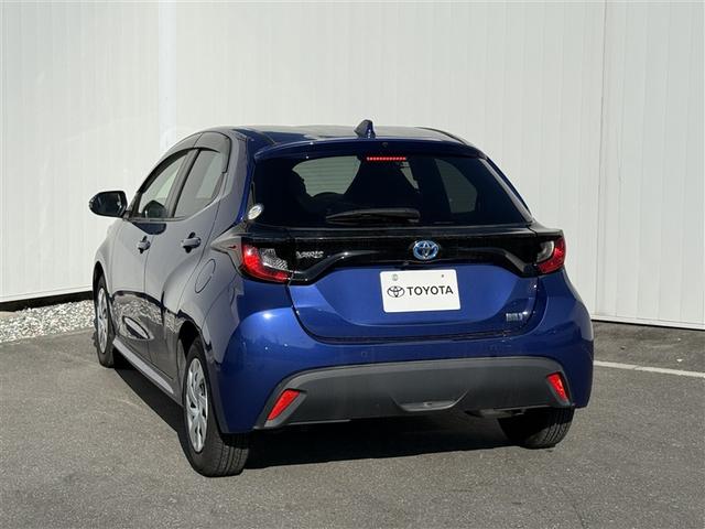 ヤリス ハイブリッドＧ　サイドエアバッグ　スマートキ　ナビ　Ｂモニター　ＥＴＣ車載器　横滑り防止装置　クルコン　セキュリティアラーム　パワステ　点検記録簿　メモリーナビゲーション　キーフリー　オートエアコン　ＡＢＳ（3枚目）