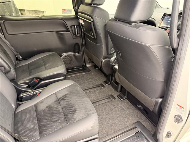 ヴォクシー ハイブリッドＺＳ　煌ＩＩＩ　ドライブレコーダ　地デジＴＶ　リヤカメラ　１オナ車　Ｗエアコン　スマートキー　ＤＶＤ再生可　クルコン　ＶＳＣ　キーレス　アルミホイール　ナビ＆ＴＶ　ＬＥＤヘッドランプ　ＥＴＣ　３列シート　メモリーナビ（7枚目）