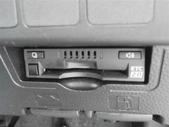 ＥＴＣ２．０付いております！時間帯や通行箇所によっては料金を抑えられますし、何より料金所の通過がラクですから、あると嬉しい装備の１つですよね♪ 7