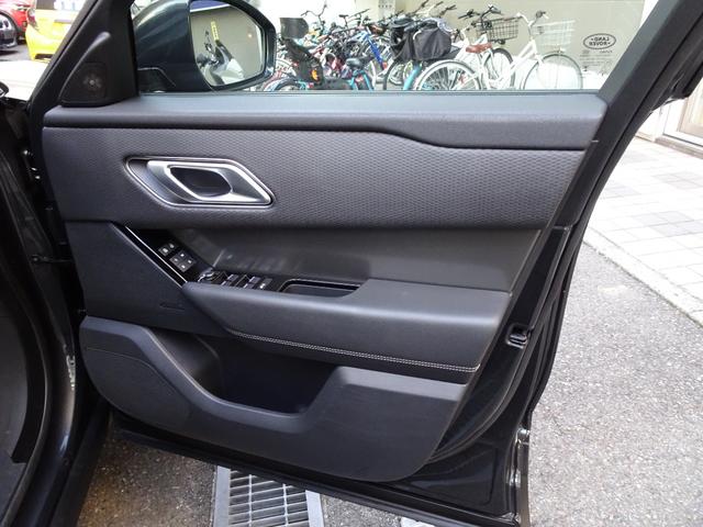 レンジローバーヴェラール ベースグレード　２００ＰＳ　後期型　ブラックパック　１オーナー　禁煙車　走行２１１３４キロ　純正ナビ　Ｂカメラ　前後センサー　全周囲カメラ　黒革シートヒーター　電動ゲート　ＥＴＣ　スペアキー　ＡＣＣ　黒２０インチアルミ　ＢＬＩＳ（46枚目）