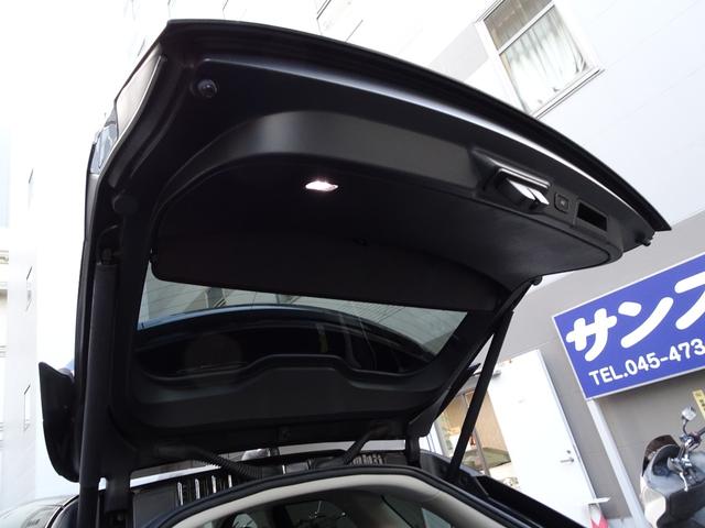 レンジローバーヴェラール ベースグレード　２００ＰＳ　後期型　ブラックパック　１オーナー　禁煙車　走行２１１３４キロ　純正ナビ　Ｂカメラ　前後センサー　全周囲カメラ　黒革シートヒーター　電動ゲート　ＥＴＣ　スペアキー　ＡＣＣ　黒２０インチアルミ　ＢＬＩＳ（77枚目）