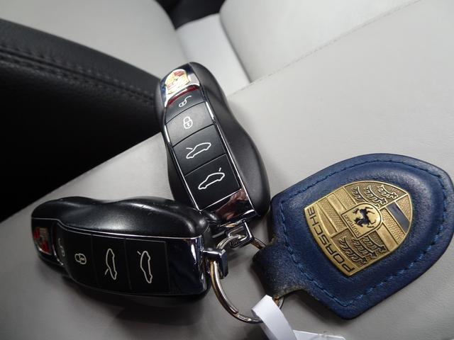 ７１８ケイマン ７１８ケイマン　スポーツクロノパッケージ　１オーナー　禁煙車　メンテナンス記録簿１１枚完備　車検整備付き　白黒コンビ本革シートヒーター　ナビ　バックカメラ　前後センサー　前後ドラレコ　スポーツエグゾーストシステム（61枚目）