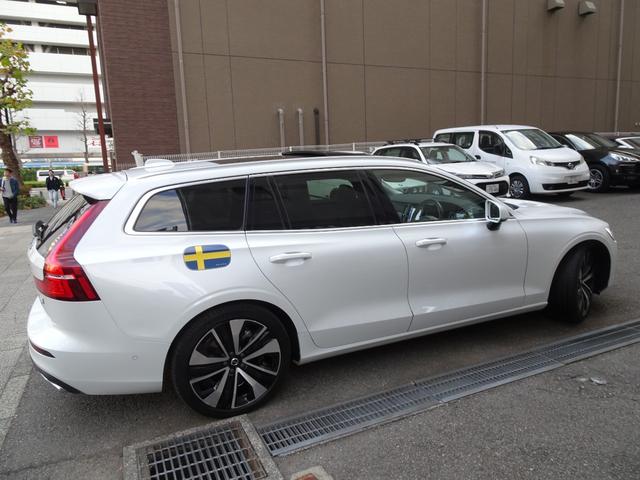 Ｖ６０ リチャージ　ＰＨＶ　Ｔ６　ＡＷＤ　インスクリプション　新車保証継承　禁煙車　正規ディーラー記録簿２枚完備　アップルカープレイ　全周囲カメラ　白本革　全席シートヒータ　ベンチレーション　ＨＵＤ　ＡＣＣ　ハーマンカードンスピーカ　電動ゲート　ＥＴＣ　１９ＡＷ（2枚目）