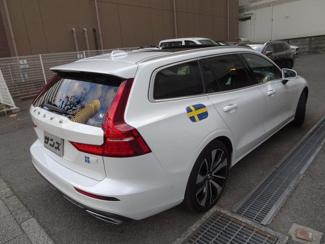 Ｖ６０ リチャージ　ＰＨＶ　Ｔ６　ＡＷＤ　インスクリプション　新車保証継承　禁煙車　正規ディーラー記録簿２枚完備　アップルカープレイ　全周囲カメラ　白本革　全席シートヒータ　ベンチレーション　ＨＵＤ　ＡＣＣ　ハーマンカードンスピーカ　電動ゲート　ＥＴＣ　１９ＡＷ（3枚目）