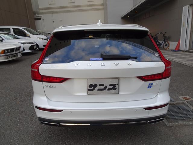 Ｖ６０ リチャージ　ＰＨＶ　Ｔ６　ＡＷＤ　インスクリプション　新車保証継承　禁煙車　正規ディーラー記録簿２枚完備　アップルカープレイ　全周囲カメラ　白本革　全席シートヒータ　ベンチレーション　ＨＵＤ　ＡＣＣ　ハーマンカードンスピーカ　電動ゲート　ＥＴＣ　１９ＡＷ（4枚目）