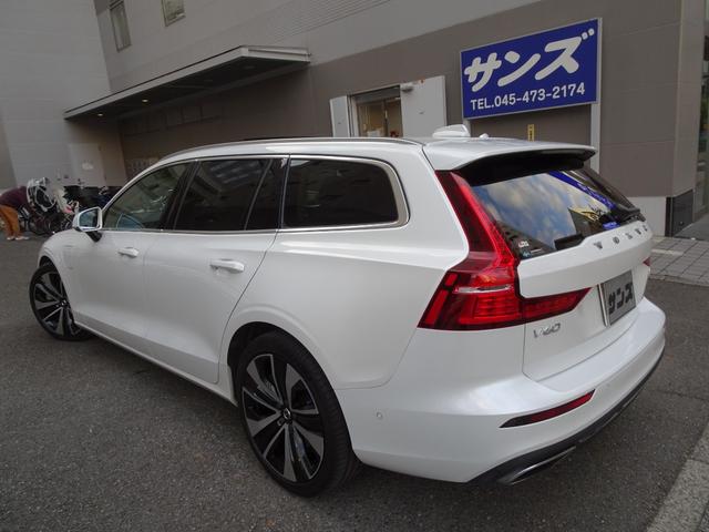 Ｖ６０ リチャージ　ＰＨＶ　Ｔ６　ＡＷＤ　インスクリプション　新車保証継承　禁煙車　正規ディーラー記録簿２枚完備　アップルカープレイ　全周囲カメラ　白本革　全席シートヒータ　ベンチレーション　ＨＵＤ　ＡＣＣ　ハーマンカードンスピーカ　電動ゲート　ＥＴＣ　１９ＡＷ（5枚目）