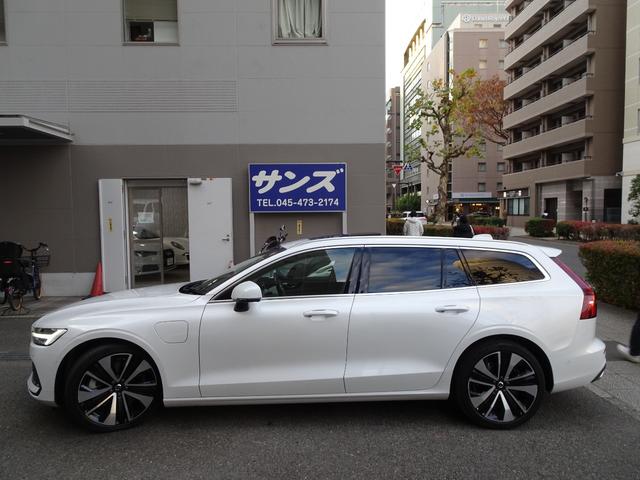 Ｖ６０ リチャージ　ＰＨＶ　Ｔ６　ＡＷＤ　インスクリプション　新車保証継承　禁煙車　正規ディーラー記録簿２枚完備　アップルカープレイ　全周囲カメラ　白本革　全席シートヒータ　ベンチレーション　ＨＵＤ　ＡＣＣ　ハーマンカードンスピーカ　電動ゲート　ＥＴＣ　１９ＡＷ（6枚目）