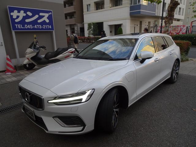 Ｖ６０ リチャージ　ＰＨＶ　Ｔ６　ＡＷＤ　インスクリプション　新車保証継承　禁煙車　正規ディーラー記録簿２枚完備　アップルカープレイ　全周囲カメラ　白本革　全席シートヒータ　ベンチレーション　ＨＵＤ　ＡＣＣ　ハーマンカードンスピーカ　電動ゲート　ＥＴＣ　１９ＡＷ（7枚目）