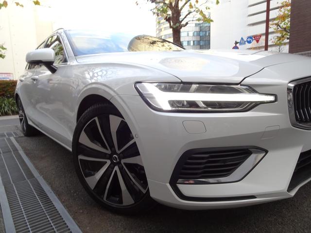 Ｖ６０ リチャージ　ＰＨＶ　Ｔ６　ＡＷＤ　インスクリプション　新車保証継承　禁煙車　正規ディーラー記録簿２枚完備　アップルカープレイ　全周囲カメラ　白本革　全席シートヒータ　ベンチレーション　ＨＵＤ　ＡＣＣ　ハーマンカードンスピーカ　電動ゲート　ＥＴＣ　１９ＡＷ（9枚目）