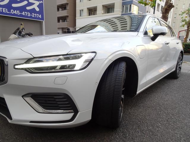 Ｖ６０ リチャージ　ＰＨＶ　Ｔ６　ＡＷＤ　インスクリプション　新車保証継承　禁煙車　正規ディーラー記録簿２枚完備　アップルカープレイ　全周囲カメラ　白本革　全席シートヒータ　ベンチレーション　ＨＵＤ　ＡＣＣ　ハーマンカードンスピーカ　電動ゲート　ＥＴＣ　１９ＡＷ（10枚目）
