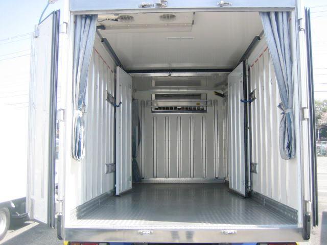 エルフトラック 　冷蔵冷凍車　中温冷凍車　ワイドロング冷蔵冷凍車　２室２エバ冷蔵冷凍車　加温機能付冷蔵冷凍車（5枚目）