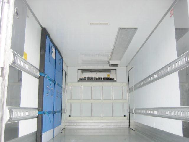 デュトロ 　冷蔵冷凍車　低温冷蔵冷凍車　ワイドロング冷蔵冷凍車　両サイドスライドドア　２．９５ｔ積載　リヤ３枚開　後室ファン　アンクラマット２室式（8枚目）