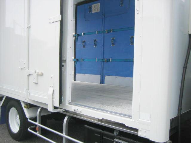 デュトロ 　冷蔵冷凍車　低温冷蔵冷凍車　ワイドロング冷蔵冷凍車　両サイドスライドドア　２．９５ｔ積載　リヤ３枚開　後室ファン　アンクラマット２室式（12枚目）