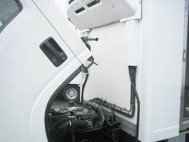 エルフトラック 　冷蔵冷凍車　低温冷凍車　３ｔセミロング冷蔵冷凍車　リヤ３枚開　ラッシングレール２段　バックカメラ　床ステンレス（22枚目）