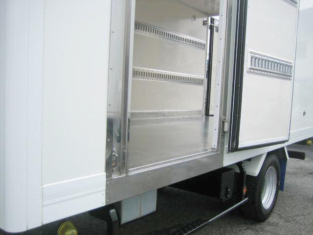 エルフトラック 　冷蔵冷凍車　中温冷凍車　２ｔロング冷蔵冷凍車　ラッシングレール２段　床ステンレス　バックカメラ付　エバハウス仕様（9枚目）