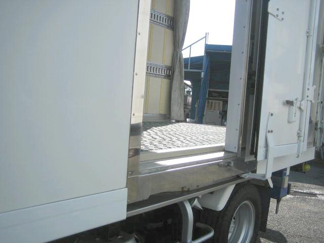 エルフトラック 冷蔵冷凍車 低温冷凍車 スタンバイ装置 サイドスライドドア ラッシングレール2段 床縞アルミ 東プレ製 -30度設定 レンタアップ 車検整備付 バックカメラ・ナビゲーション 2t10尺 断熱100mm(8枚目)