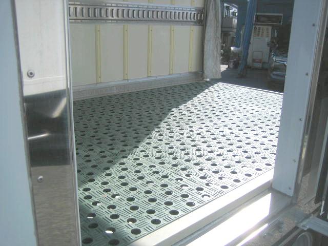 エルフトラック 冷蔵冷凍車 低温冷凍車 スタンバイ装置 サイドスライドドア ラッシングレール2段 床縞アルミ 東プレ製 -30度設定 レンタアップ 車検整備付 バックカメラ・ナビゲーション 2t10尺 断熱100mm(9枚目)