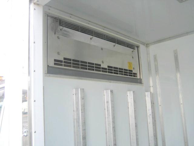 エルフトラック 　冷蔵冷凍車　低温冷凍車　－３０度設定　サイドスライドドア　エバハウス　東プレ製　１０尺　バックカメラ　整備手帳　記録簿　車検整備付　冷凍機メーカー点検　２室式（12枚目）