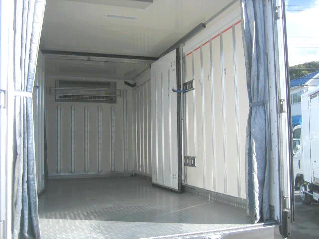 エルフトラック 　冷蔵冷凍車　中温冷凍車　ワイドロング　加温機能　エバハウス　サイドスライドドア　ラッシングレール２段　床縞アルミ　２室可動式　２エバリヤ３枚開　東プレ製　車検整備付　冷凍機メーカー点検　バックカメラ（7枚目）