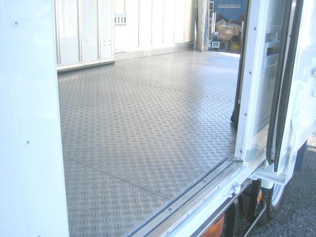 エルフトラック 　冷蔵冷凍車　中温冷凍車　ワイドロング　加温機能　エバハウス　サイドスライドドア　ラッシングレール２段　床縞アルミ　２室可動式　２エバリヤ３枚開　東プレ製　車検整備付　冷凍機メーカー点検　バックカメラ（12枚目）