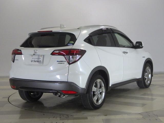 ヴェゼル ハイブリッドＸ・Ｌパッケージ　禁煙車　人気のホワイトパール　４ＷＤ　メーカーオプションナビ　フルセグ　Ｂｌｕｅｔｏｏｔｈ　ＤＶＤ　リアカメラ　あんしんパッケージ　サイド＆カーテンＳＲＳ　コンビシート　シートヒーター　ＥＴＣ　ＶＳＡ（3枚目）