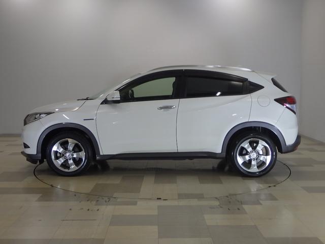 ヴェゼル ハイブリッドＸ・Ｌパッケージ　禁煙車　人気のホワイトパール　４ＷＤ　メーカーオプションナビ　フルセグ　Ｂｌｕｅｔｏｏｔｈ　ＤＶＤ　リアカメラ　あんしんパッケージ　サイド＆カーテンＳＲＳ　コンビシート　シートヒーター　ＥＴＣ　ＶＳＡ（11枚目）